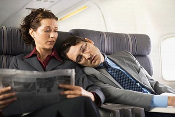 Cum sa dormi in avion