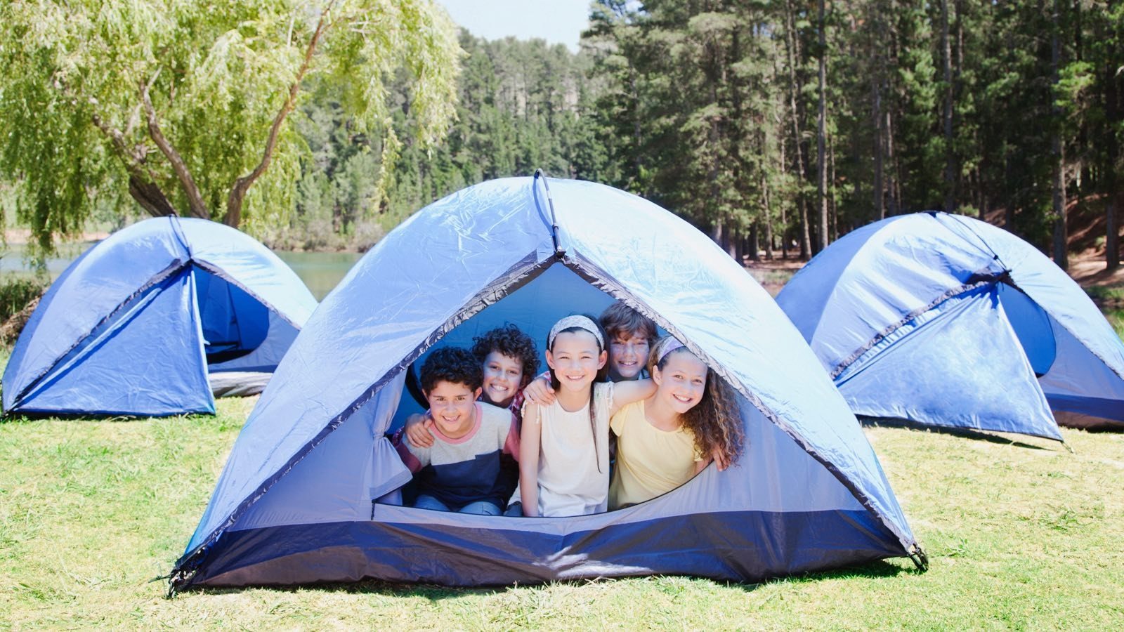 Cum sa planuiesti o excursie cu cortul cu un copil mic